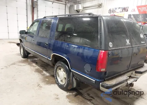 1998 Chevrolet Suburban 1500 z USA, uszkodzony, nr VIN 1GNFK16R5WJ318755